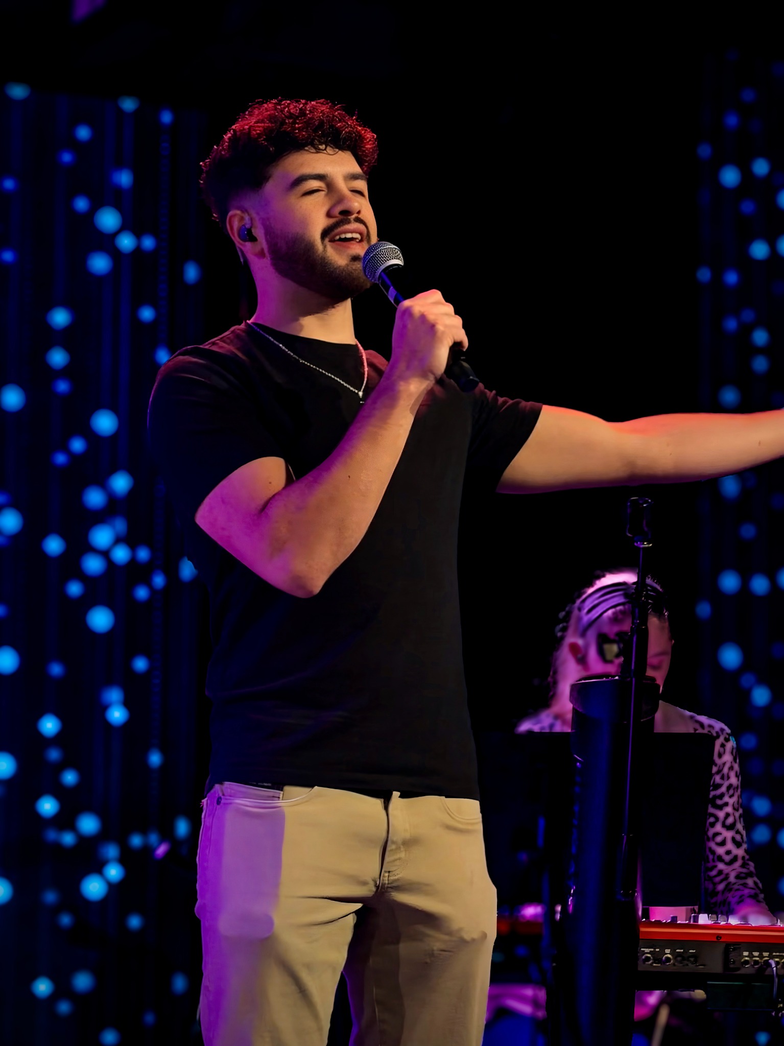 Felipe Gómez cantando en vivo